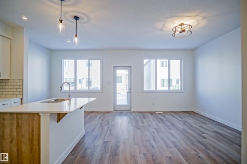 17632 4 Street, Edmonton, AB - Indoor Photo Showing Kitchen