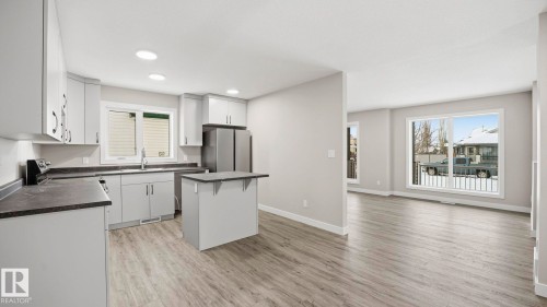 98 Heatherglen Crescent, Spruce Grove, AB - Indoor Photo Showing Kitchen With Double Sink
