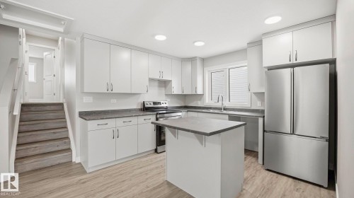 98 Heatherglen Crescent, Spruce Grove, AB - Indoor Photo Showing Kitchen With Double Sink With Upgraded Kitchen