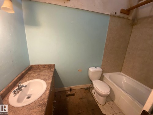 3607 53 Street, Wetaskiwin, AB - Indoor Photo Showing Bathroom