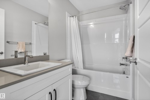 3230 Parker Loop, Edmonton, AB - Indoor Photo Showing Bathroom