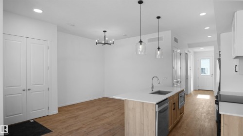 20605 42 Avenue, Edmonton, AB - Indoor Photo Showing Kitchen With Upgraded Kitchen