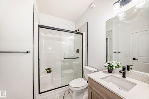 3247 Chernowski Way, Edmonton, AB - Indoor Photo Showing Bathroom