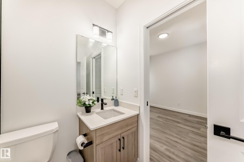 3247 Chernowski Way, Edmonton, AB - Indoor Photo Showing Bathroom