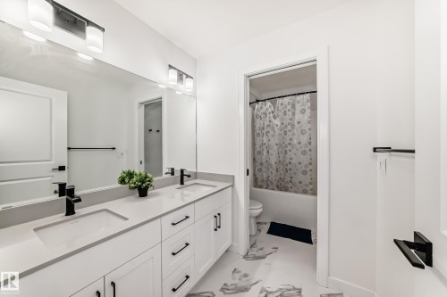 3247 Chernowski Way, Edmonton, AB - Indoor Photo Showing Bathroom