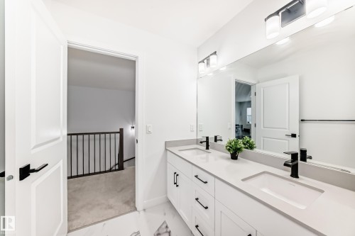 3247 Chernowski Way, Edmonton, AB - Indoor Photo Showing Bathroom