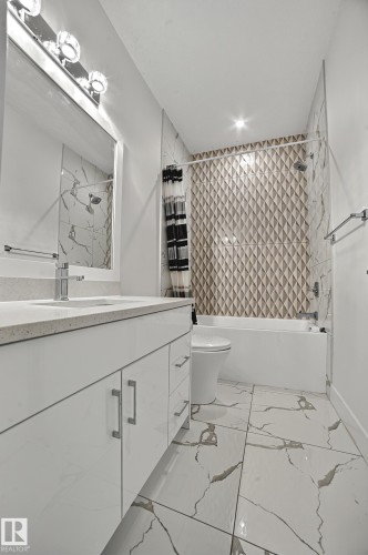 15023 15 Street, Edmonton, AB - Indoor Photo Showing Bathroom