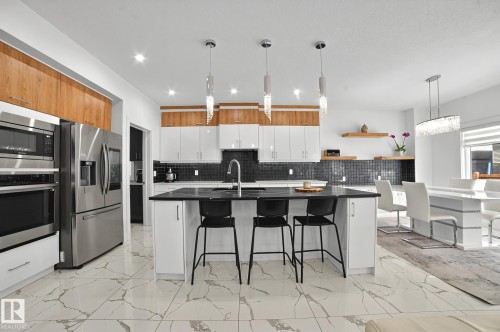 15023 15 Street, Edmonton, AB - Indoor Photo Showing Kitchen With Upgraded Kitchen