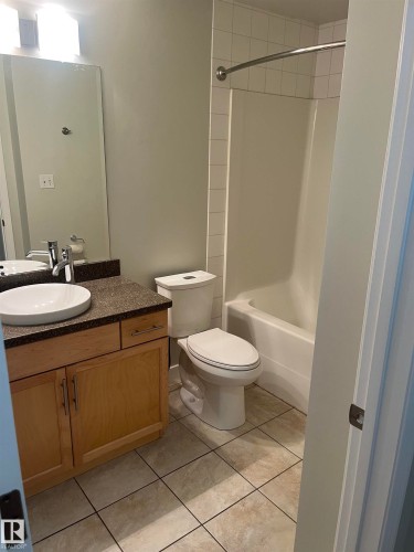 110 10333 112 Street, Edmonton, AB - Indoor Photo Showing Bathroom