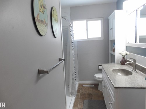 10792 165 Street, Edmonton, AB - Indoor Photo Showing Bathroom