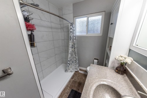 10792 165 Street, Edmonton, AB - Indoor Photo Showing Bathroom
