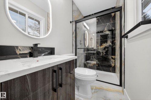 7820 22 Avenue, Edmonton, AB - Indoor Photo Showing Bathroom