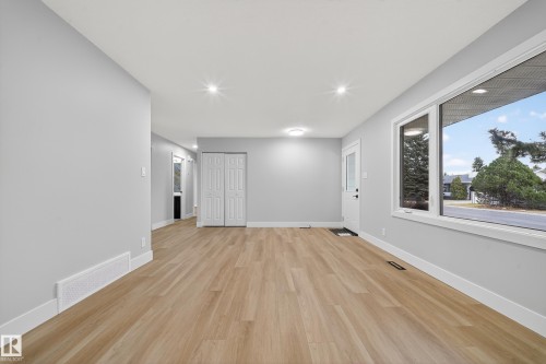7820 22 Avenue, Edmonton, AB - Indoor Photo Showing Other Room
