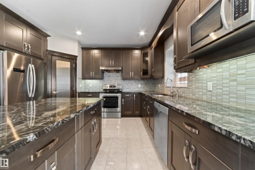 1721 Adamson Crescent, Edmonton, AB - Indoor Photo Showing Kitchen With Upgraded Kitchen