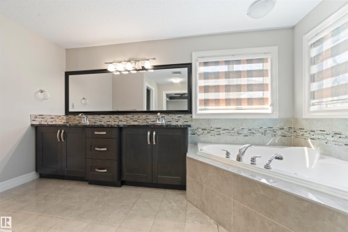 1721 Adamson Crescent, Edmonton, AB - Indoor Photo Showing Bathroom