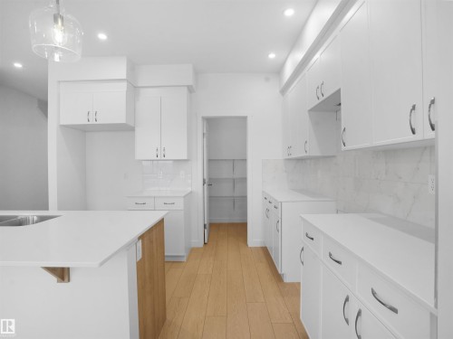 9732 Carson Place, Edmonton, AB - Indoor Photo Showing Kitchen With Upgraded Kitchen