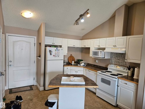 403 155 Edwards Drive, Edmonton, AB - Indoor Photo Showing Kitchen