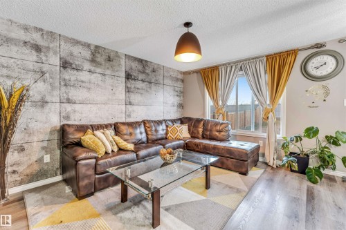 559 Ebbers Way, Edmonton, AB - Indoor Photo Showing Living Room