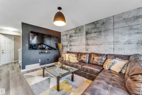 559 Ebbers Way, Edmonton, AB - Indoor Photo Showing Living Room