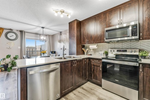 559 Ebbers Way, Edmonton, AB - Indoor Photo Showing Kitchen With Double Sink With Upgraded Kitchen