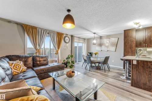 559 Ebbers Way, Edmonton, AB - Indoor Photo Showing Living Room