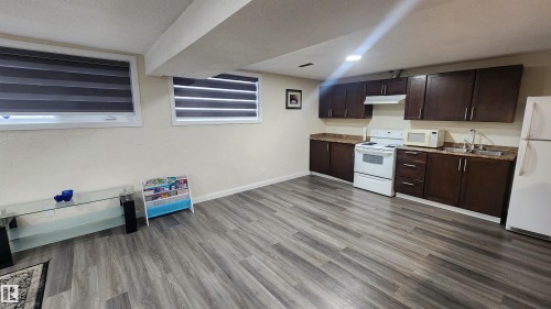 115 Ekota Crescent, Edmonton, AB - Indoor Photo Showing Kitchen With Double Sink