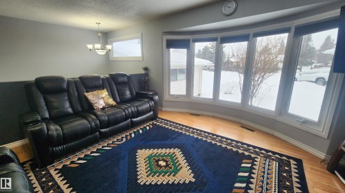 115 Ekota Crescent, Edmonton, AB - Indoor Photo Showing Living Room