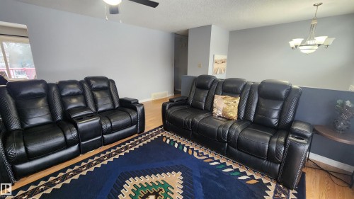 115 Ekota Crescent, Edmonton, AB - Indoor Photo Showing Living Room