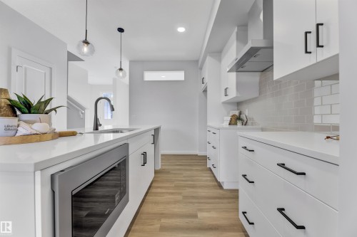 724 Southfork Drive, Leduc, AB - Indoor Photo Showing Kitchen With Upgraded Kitchen