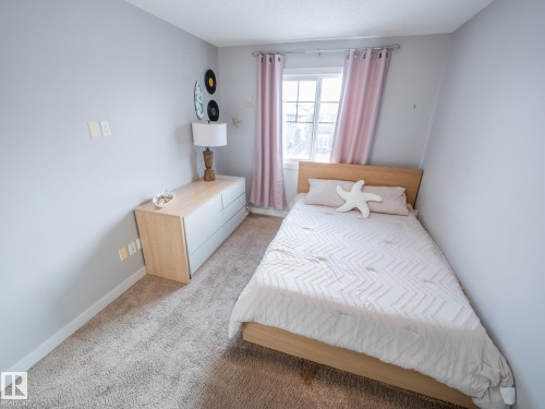 4211 Charles Close, Edmonton, AB - Indoor Photo Showing Bedroom