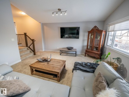 4211 Charles Close, Edmonton, AB - Indoor Photo Showing Living Room