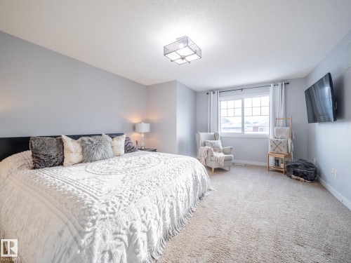 4211 Charles Close, Edmonton, AB - Indoor Photo Showing Bedroom