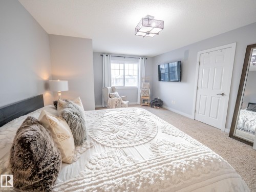 4211 Charles Close, Edmonton, AB - Indoor Photo Showing Bedroom