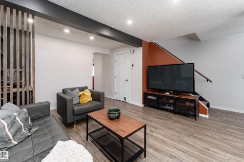 425 Kirkpatrick Crescent, Edmonton, AB - Indoor Photo Showing Living Room