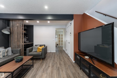 425 Kirkpatrick Crescent, Edmonton, AB - Indoor