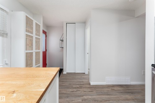 425 Kirkpatrick Crescent, Edmonton, AB - Indoor