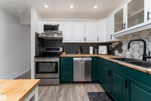 425 Kirkpatrick Crescent, Edmonton, AB - Indoor Photo Showing Kitchen With Stainless Steel Kitchen With Double Sink
