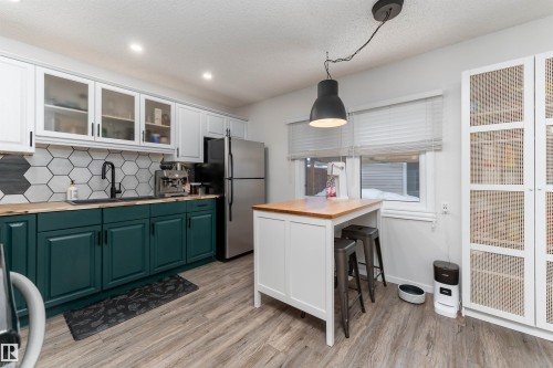 425 Kirkpatrick Crescent, Edmonton, AB - Indoor Photo Showing Kitchen