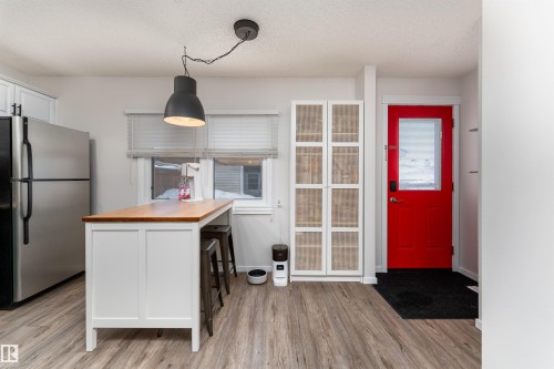 425 Kirkpatrick Crescent, Edmonton, AB - Indoor Photo Showing Kitchen
