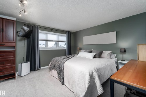 425 Kirkpatrick Crescent, Edmonton, AB - Indoor Photo Showing Bedroom