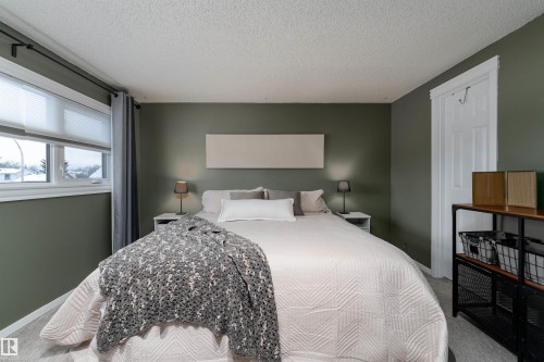 425 Kirkpatrick Crescent, Edmonton, AB - Indoor Photo Showing Bedroom