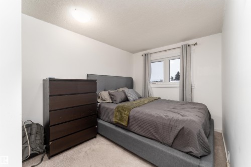 425 Kirkpatrick Crescent, Edmonton, AB - Indoor Photo Showing Bedroom