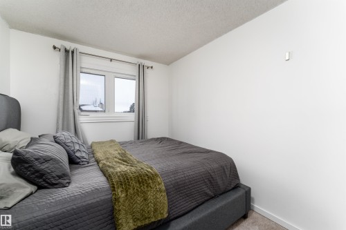 425 Kirkpatrick Crescent, Edmonton, AB - Indoor Photo Showing Bedroom