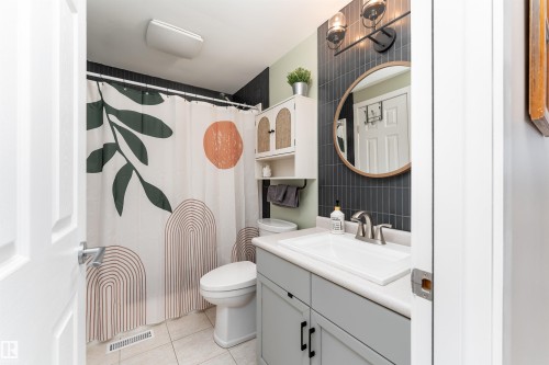 425 Kirkpatrick Crescent, Edmonton, AB - Indoor Photo Showing Bathroom