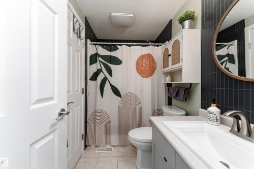 425 Kirkpatrick Crescent, Edmonton, AB - Indoor Photo Showing Bathroom