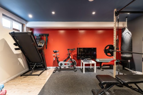 425 Kirkpatrick Crescent, Edmonton, AB - Indoor Photo Showing Gym Room