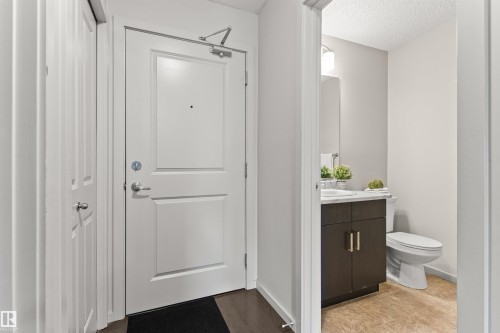 206 5521 7 Avenue, Edmonton, AB - Indoor Photo Showing Bathroom