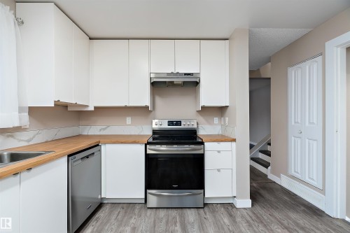 1782 Lakewood Road S, Edmonton, AB - Indoor Photo Showing Kitchen