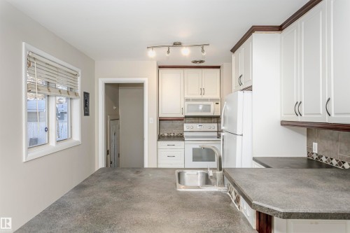 15702 92A Avenue, Edmonton, AB - Indoor Photo Showing Kitchen