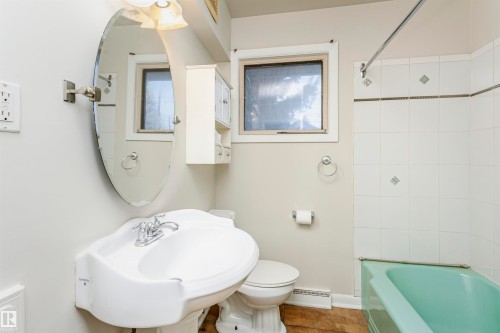 15702 92A Avenue, Edmonton, AB - Indoor Photo Showing Bathroom